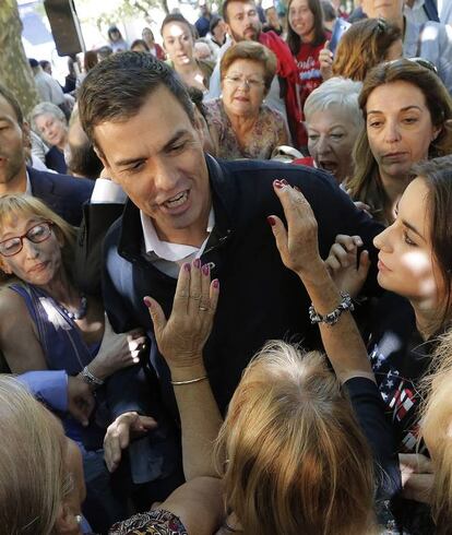 El secretaro general del PSOE, Pedro Sánchez, saluda a los militantes tras el mitin que celebró el partido dentro de la campaña para las elecciones gallegas en la localidad pontevedresa de Vilagarcía.