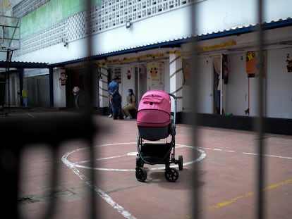 Un carrito de bebé al interior de un penal en Bogotá (Colombia), en diciembre de 2021.