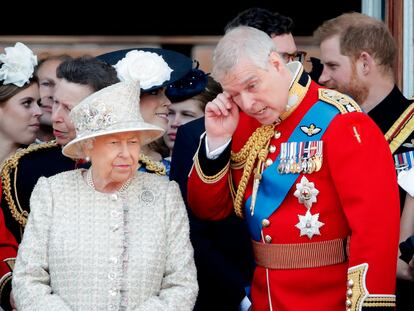 Isabel II y el príncipe Andrés, en el balcón del Palacio de Buckingham, en enero de 2019