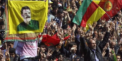 Miles de manifestantes ondean banderas del PKK en la ciudad turca de Diyarbakir este jueves.