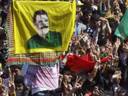 Miles de manifestantes ondean banderas del PKK en la ciudad turca de Diyarbakir este jueves. 