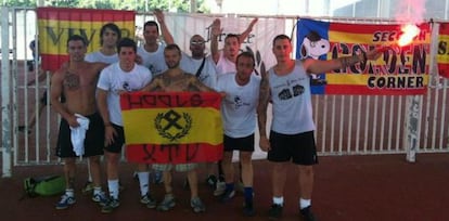 Jorge Roca, dirigente del PP en Xàtiva, (segundo por la izquierda) posa junto a una bandera ultra.