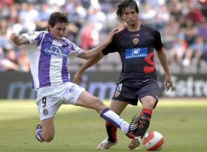 Joseba Llorente, a la izquierda, intenta robarle el balón a Domingo Cisma.