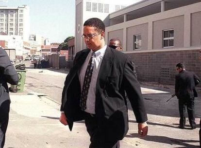Robert McBride acude a declarar, protegido por guardaespaldas, ante la Comisión de la Verdad y la Reconciliación en Durban en 1999.