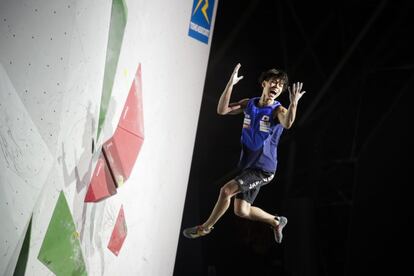 Kai Harada, de Japón, reacciona mientras cae de una pared de boulder durante el Campeonato Mundial de la Federación Internacional de Escalada Deportiva en Tokio (Japón), el 21 de agosto de 2019.