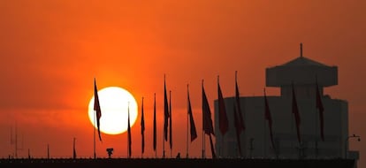 Militares sobre la plaza de Tianammen, donde se va a abrir el Asamblea Nacional Popular.