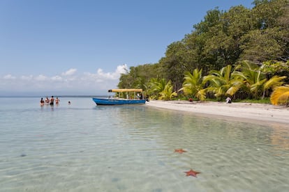 Bañistas en playa Estrella, en Bocas del Toro (Panamá).