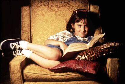 Mara Wilson, la adorable niña con la que los espectadores se encariñaron en películas como ‘La señora Doubtfire’ o ‘Matilda’, parecía tener un brillante futuro en el mundo de la actuación, pero de repente desapareció de la luz de los focos. Años después, ya adulta, explicó que dejó el cine porque no sentía libertad creativa en repetir una y otra vez lo que te pide un director al hacer una película.