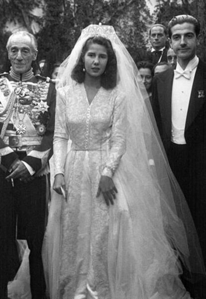 Sevilla, 12 de octubre de 1947. Boda de Cayetana Fitz-James Stuart y Silva, duquesa de Montoro, con Luis Martínez de Irujo y Artacoz, hijo de los duques de Sotomayor. A los recién casados les acompaña el padrino y padre de la novia, Jacobo Fitz-James Stuart y Falcó, duque de Alba, en los jardines del palacio de las Dueñas.