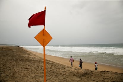 Una bandera roja alerta a los bañistas de condiciones peligrosas en Puerto Escondido, Oaxaca, el pasado miércoles.