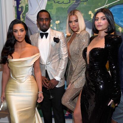Diddy, entre tres de las hermanas Kardashian: Kim, Khloé y Kylie Jenner.