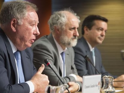 Clemente Gonz&aacute;lez-Soler, Luis Cueto y Eduardo L&oacute;pez-Puertas, ayer en Ifema.