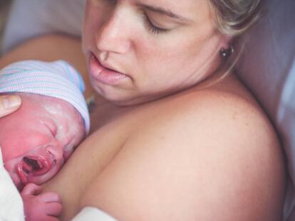 El protocolo ‘piel con piel’ entre madre y bebé, mejor con la cama elevada 45 grados