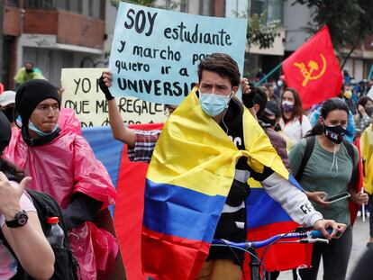 Manifestantes participan este lunes en otra jornada de protesta contra la violencia policial y las políticas económicas del Gobierno de Iván Duque, en Bogotá.