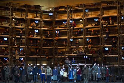 El coro del Liceo en la &oacute;pera &lsquo;Otello&rsquo; representado con la escenograf&iacute;a de Harald Thor.