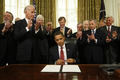 El presidente de Estados Unidos, Barack Obama, tras firmar la orden de cierre de Guantánamo en 2009, ante los aplausos del vicepresidente, Joe Biden y de jefes militares retirados.