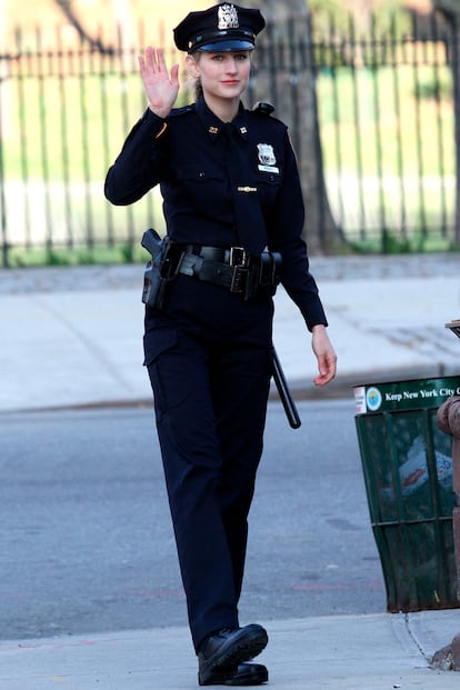 Fotograma de NYC 22: allí Leelee interpreta a una rookie de fuerte carácter que tiene toda la pinta de acabar enamorada de su compañero de rondas policiales.