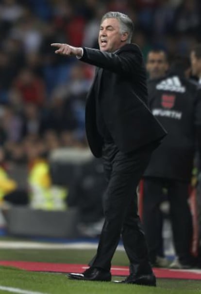 Ancelotti da indicaciones durante un partido
