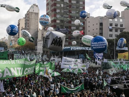 Marcha de las centrales obreras del país en la jornada de protesta contra el Gobierno de Mauricio Macri.