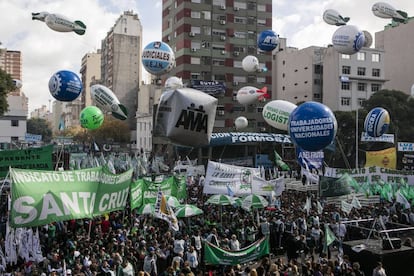 Marcha de las centrales obreras del país en la jornada de protesta contra el Gobierno de Mauricio Macri.