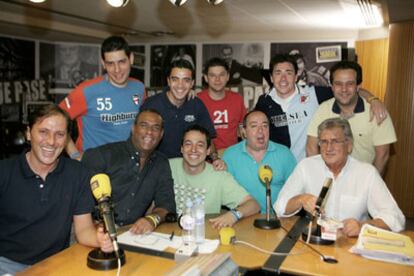 El equipo de <i>Carrusel deportivo,</i> ayer en los estudios de la SER.