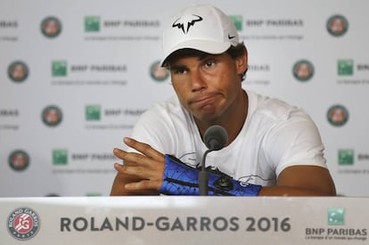 Nadal, con una muñequera, durante su intervención.