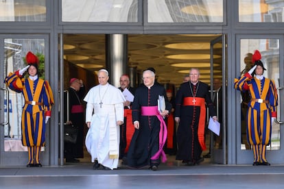 El papa León XIV sale del auditorio del Vaticano tras un encuentro con los cardenales celebrado este sábado.