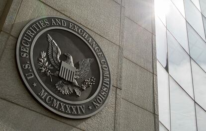 El escudo de la Comisión de Valores y Bolsa (la SEC), en su sede en Washington.