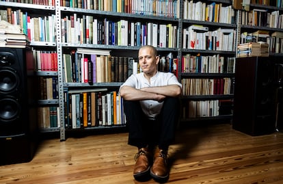 El escritor marroquí Abdelá Taia, en la sede de la editorial Cabaret Voltaire, en Madrid, el 6 de junio. 