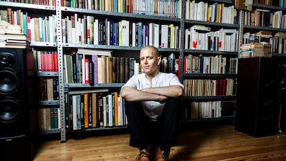 El escritor marroquí Abdelá Taia, en la sede de la editorial Cabaret Voltaire, en Madrid, el 6 de junio.