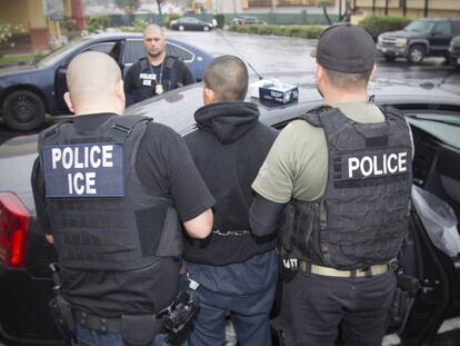 Agentes de inmigraci&oacute;n detienen a un inmigrante durante una operaci&oacute;n en Los &Aacute;ngeles. 