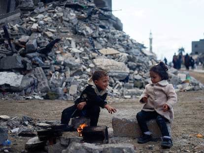 Dos niños jugaban en una calle de Jan Yunis, rodeados de edificios destrozados por los ataques israelíes, el lunes.
