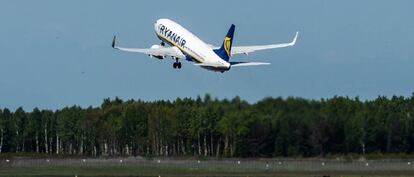 Un avió de Ryanair surt d'un aeroport