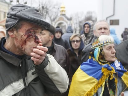 Un herido en la dispersi&oacute;n de la protesta, en Kiev.