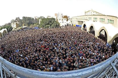 Miles de cristianos coptos asisten al funeral del papa copto Shenuda III, líder de la Iglesia Ortodoxa Copta egipcia, a las puertas de la catedral Abasiya de El Cairo.