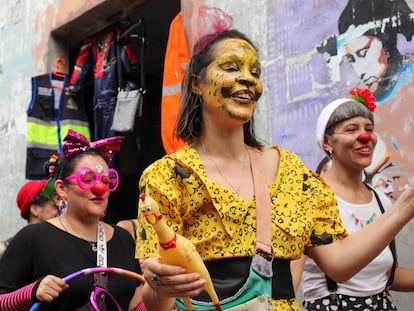 La argentina Vanesa Romano recorre el mercado de Belén en Iquitos (Perú) junto con un grupo de payasos en agosto pasado.