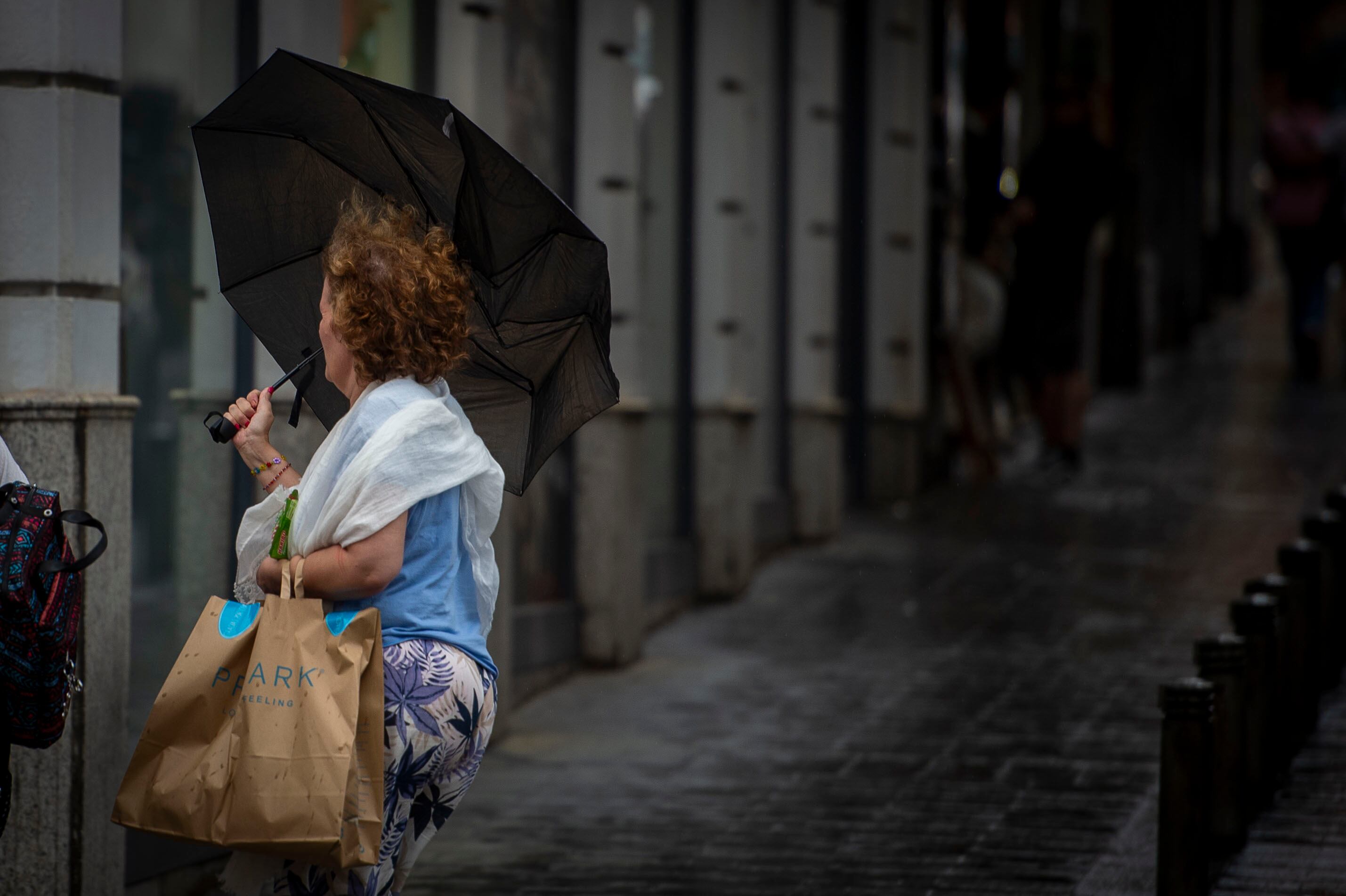 Una mujer en la Gran Vía de Madrid, este domingo.