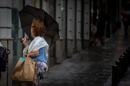 Una mujer en la Gran Vía de Madrid, este domingo.