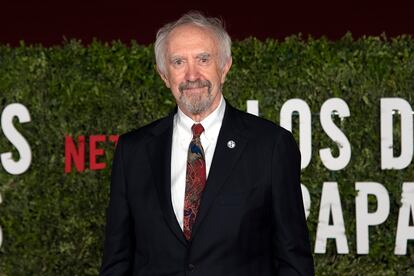 Jonathan Pryce. Días en la carrera hacia el Oscar: 163 - A sus 72 años, el trabajo promocional realizado por Pryce es encomiable. Su interpretación del Papa Francisco en Los dos papas le ha llevado a recorrer el mundo desde el pasado agosto: desde Roma y Toronto hasta Telluride o Buenos Aires, tierra natal de Jorge Mario Bergoglio.