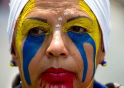 Una manifestante durante una manifestaci&oacute;n en Caracas.