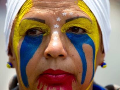 Una manifestante durante una manifestación en Caracas.