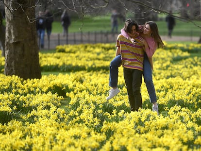 Um casal em um parque de Londres, em 24 de fevereiro.