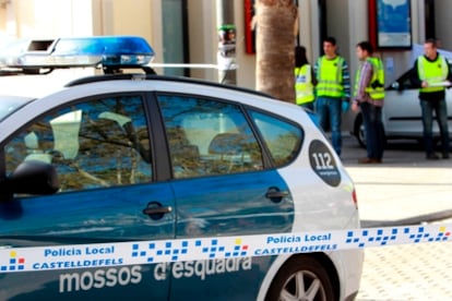 Agentes de los Mossos d' Esquadra inspeccionan el lugar donde ha muerto a golpes un vigilante del servicio de seguridad de la estación de Renfe de Castelldefels (Barcelona).