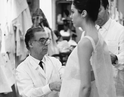Cristóbal Balenciaga, en su taller parisiense en 1968.