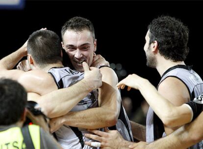 Los jugadores del Bizkaia BB se abrazan al término del partido.