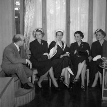 El modista Marbel charla con algunas clientas en su salón de la calle de Lista, en 1952.