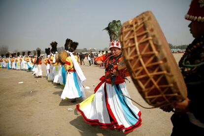 Los chamanes de Tamang con atuendos tradicionales tocan tambores durante el Sonam Lhosar, en Katmandú (Nepal). Sonam Lhosar ocurre al mismo tiempo que el Año Nuevo Lunar chino y marca el Año Nuevo del Cerdo para el pueblo Tamang, un grupo étnico indígena que vive en nepal.