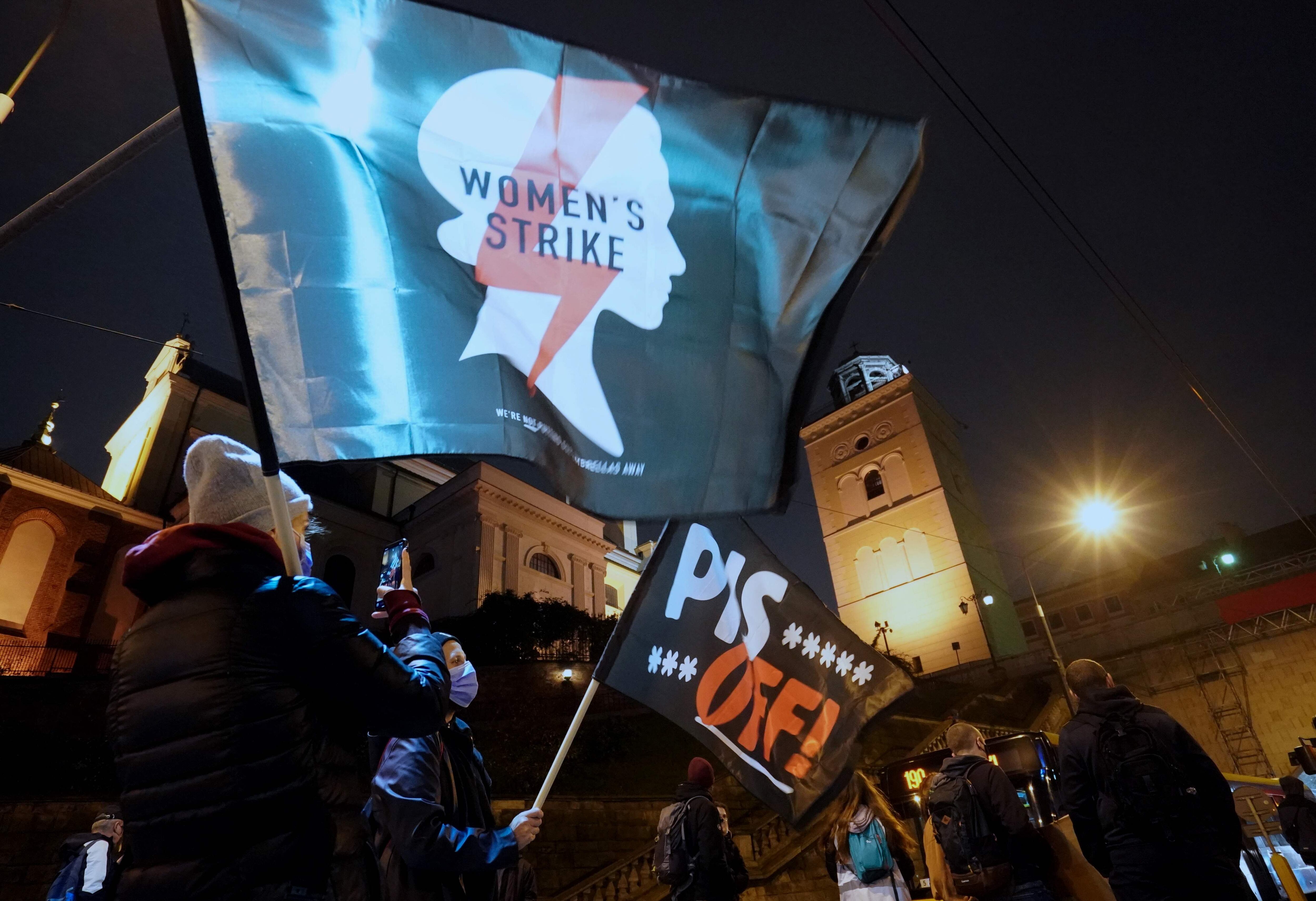 Manifestación contra el Gobierno polaco por la ley del aborto, convocada por la organización feminista Strajk Kobiet, el 2 de noviembre en Varsovia. 