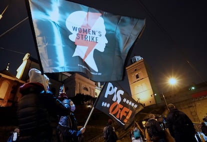 Protesta contra el veto al aborto y el Gobierno este lunes en Varsovia. En los carteles, nombre de la organización feminista Strajk Kobiet y en el otro se lee un lema contra el partido del Gobierno: "Pis OFF".