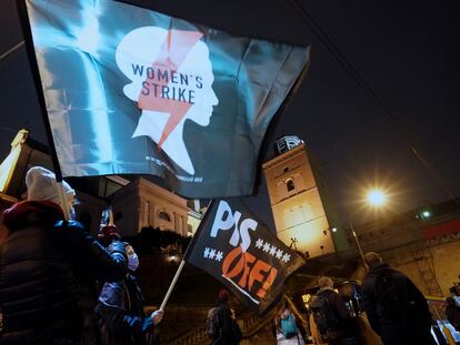 Protesta contra el veto al aborto y el Gobierno este lunes en Varsovia. En los carteles, nombre de la organización feminista Strajk Kobiet y en el otro se lee un lema contra el partido del Gobierno: "Pis OFF".